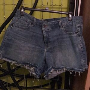 Frayed hem jean shorts